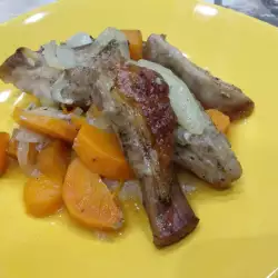 Крехки свински гърди без кост със зеленчуци