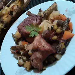 Зимен гювеч със свинско месо и зеленчуци