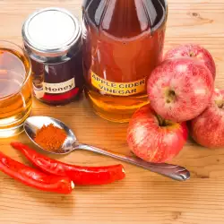 Чудодейна комбинация от мед и ябълков оцет лекува фарингит