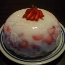 Желиран десерт в купа с ягоди и сметана