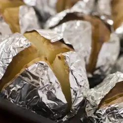 Как се правят цели печени картофи на фурна във фолио