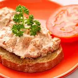 Сандвичи с риба тон, крема сирене и царевица