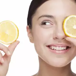 Лимонът отстранява пигментни петна и гъбички
