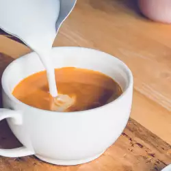 Маска за лице с кафе и мляко