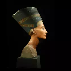 Nefertiti, disastrous end or new beginning?