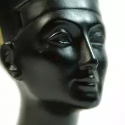 Exaggerated the beauty of Nefertiti?