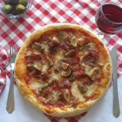 Пица с прошуто, смокини и моцарела
