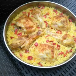 Ориз на фурна с пиле и червени чушки