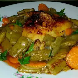 Печено пилешко със зелен боб и моркови