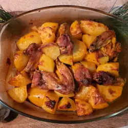 Пилешки крилца в марината и картофи