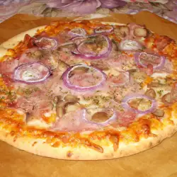 Пица от готово тесто с пушено месо и кафяви гъби
