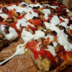Ароматна пица с горски гъби, моцарела и колбас