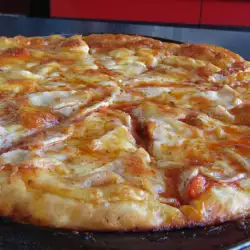 Вкусна пица с шунка, моцарела и топено сирене
