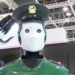 Започна се! Първият полицейски робот ще сее ред в Дубай