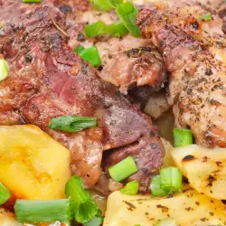 Картофи със свинско месо и доматен сос