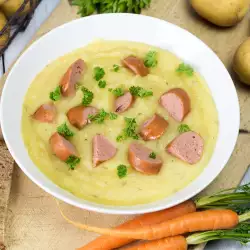 Бърза супа от картофи с кренвирши