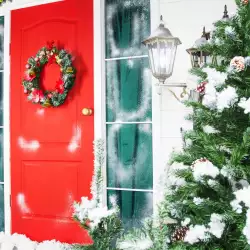 Новогодишни суеверия и ритуали: Боядисай входната врата в червено
