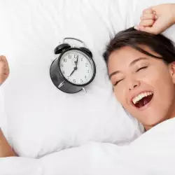 В колко трябва да сте в леглото, за да сте свежи на сутринта?