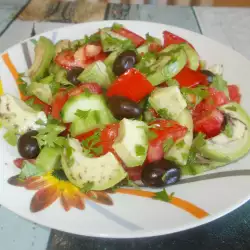 Лятна салата с маслини и авокадо
