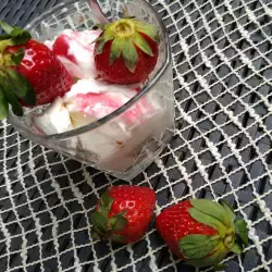 Домашен сладолед със сметана и ягоди