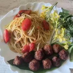 Спагети с кюфтенца и чери домати
