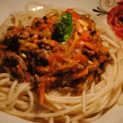 Спагети с пилешка кайма и зеленчуци