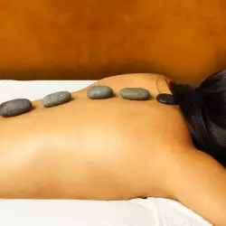 Направете си сами масаж с горещи камъни