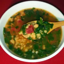 Спаначена супа с червено цвекло и кускус