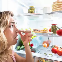 Как да се отървем от миризмата в хладилника