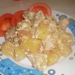 Свинско месо с картофи и сметанов сос в гърне