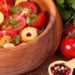 Салата от домати и маслини по италиански