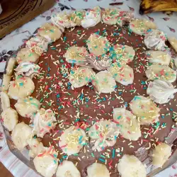 Торт с шоколадной пастой, сливками и бананами