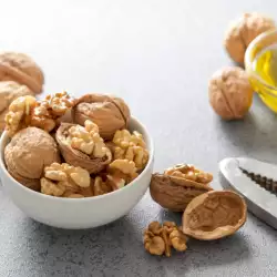 Как се чистят орехи от черупките?