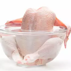 Не мийте пилешкото месо преди готвене – вредно е!