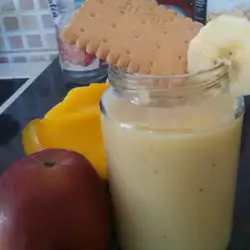 Плодов йогурт с манго и бисквити