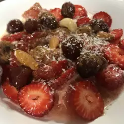 Сутрешна закуска с ягоди и череши