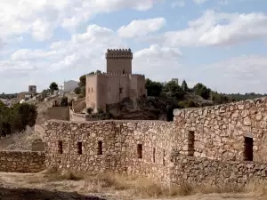 Средновековни замъци и крепости - Снимка Испанският замък Аларкон
