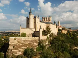 Средновековни замъци и крепости - Снимка Замъкът Алказар де Сеговия в Испания