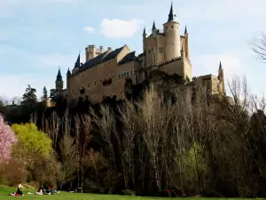 Средновековни замъци и крепости - Снимка Замъкът Алказар де Сеговия