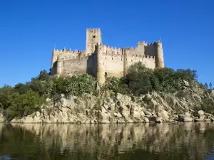 Средновековни замъци и крепости - Снимка Замъкът Алморол на река Тахо