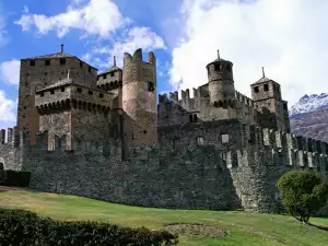 Средновековни замъци и крепости - Снимка Замъкът Фенис Аоста в Италия
