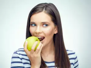 Jedite jabuke sa korom za više rutina