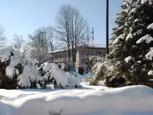 Банско през зимата - Снимка Кметството заринато от сняг