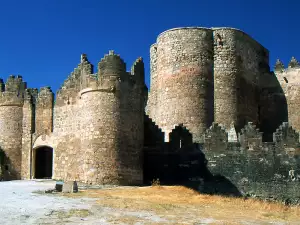 Средновековни замъци и крепости - Снимка Замъкът Белмонте в Калабрия