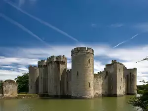 Средновековни замъци и крепости - Снимка Замъкът Бодиам в Англия