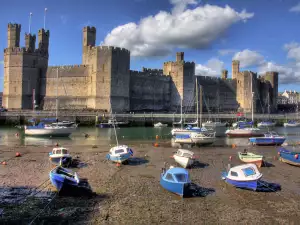 Средновековни замъци и крепости - Снимка Замъкът Карнарвън в Уелс
