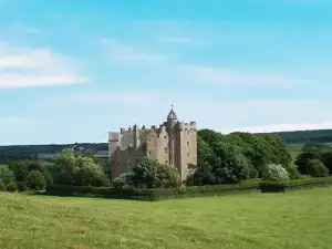 Средновековни замъци и крепости - Снимка Замъкът Стюарт в Шотландските Хайлендс