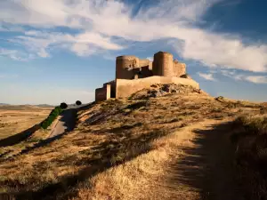 Средновековни замъци и крепости - Снимка Замъкът Consuegra в провинция Толедо