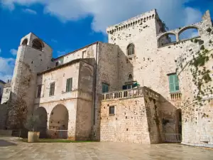 Средновековни замъци и крепости - Снимка Италианският замък Конверсано