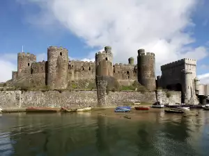 Средновековни замъци и крепости - Снимка Конви Замък
